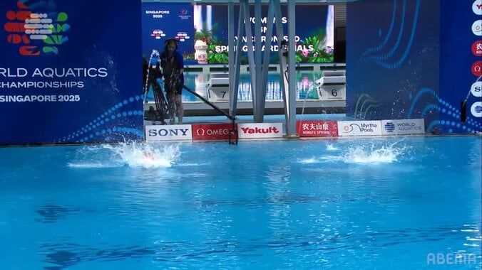 音も水しぶきも極小 中国ペア、奇跡の飛込演技