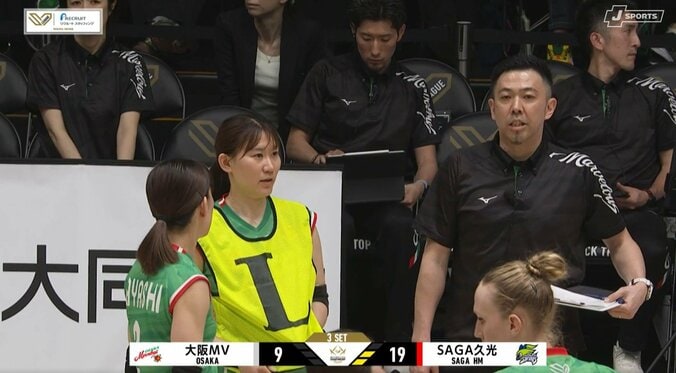 女子バレー、黄色いビブスで公式戦に！？ 突然現れた“目立ちすぎる”リベロにファン驚き 5枚目