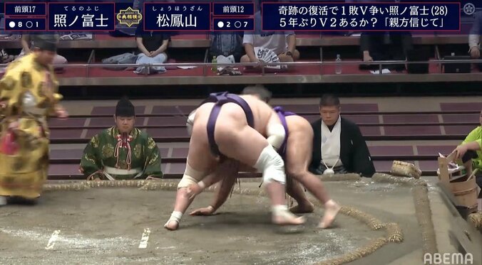 照ノ富士、松鳳山を引き落として9勝目 二桁まであと一つ 1枚目