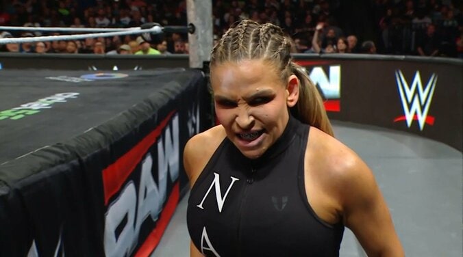 ひどすぎる…女子レスラーが鉄柱に“ゴン” 反動を利用して無慈悲すぎる“一撃” 5枚目