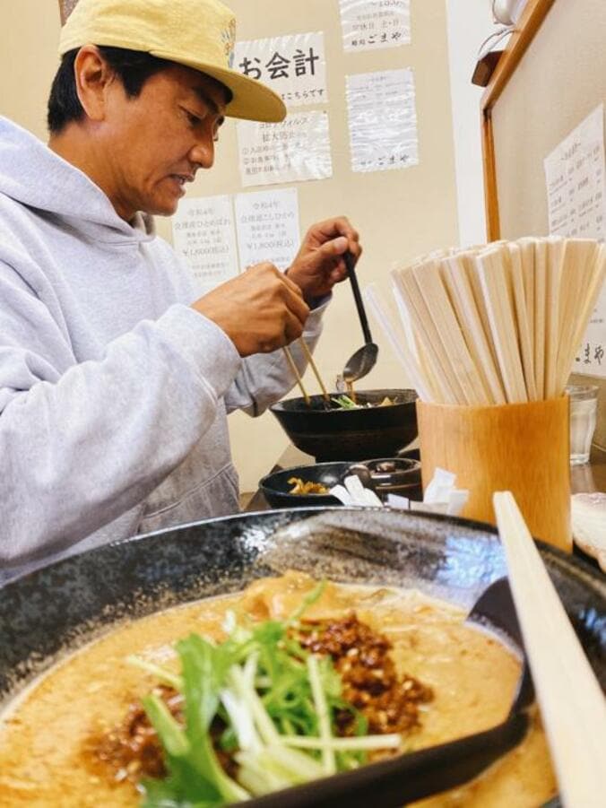  原田龍二の妻、夫と店に並びラーメンを堪能「雨でも食べたいものは食べたい！」  1枚目