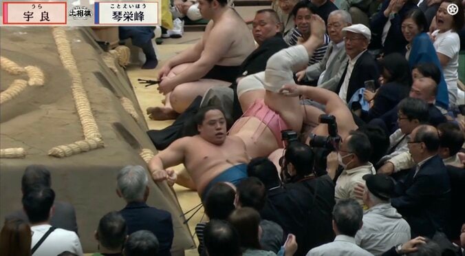 “土俵際のマジシャン”宇良、客席へ突っ込むも伯乃富士が受け止める 「キャッチした」「助けてくれた」予想外の光景に反響 3枚目