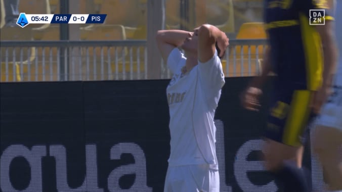 決定機を止められたヴラルは唖然