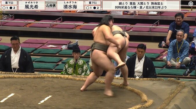 「え、この体勢から?」絶体絶命の展開に館内ざわめき「MMAかよ」「バックで粘るw」驚きの結末 5枚目