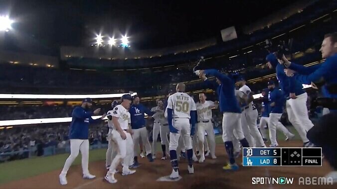 【写真・画像】“不屈の男”ベッツ、サヨナラ弾でド軍ナインがお祭り騒ぎ まさかの手荒い祝福に「水掛けすぎやろ」SNSで話題　1枚目