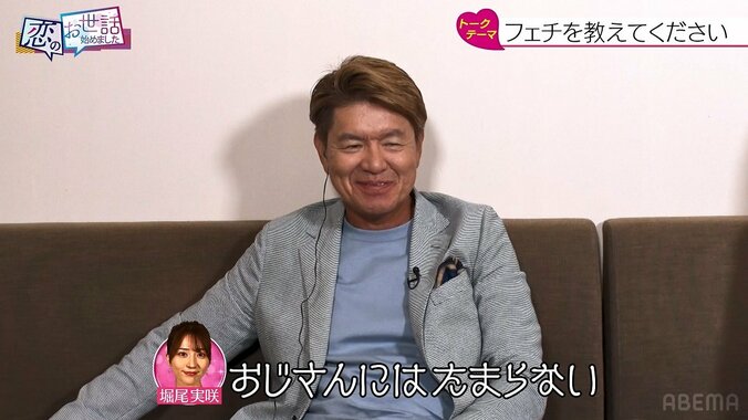 男性陣全員に“ハグ以上”！ 魔性の美脚グラドル、ギリギリ丈のミニスカ＆へそチラで誘惑連発 3枚目