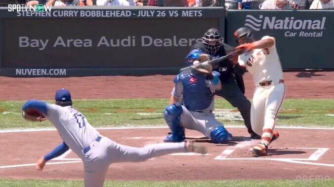 【写真・画像】「ついに勝った！」先発・大谷をロハスが“労う”粋な光景 勝利の“立役者”をナインも賞賛…大谷の笑顔が溢れた歓喜の瞬間　1枚目