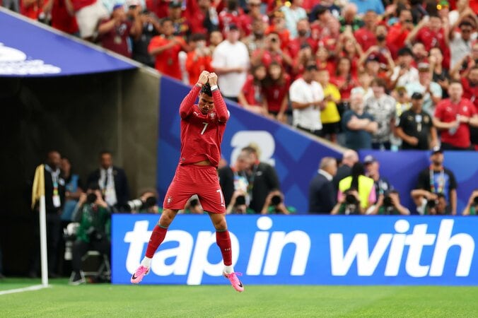 「いきなり現れた」C・ロナウドが“神出鬼没”ボレー弾！メッシも未到達のW杯6大会連続ゴール「歴史が変わった」「No.1だ」 4枚目
