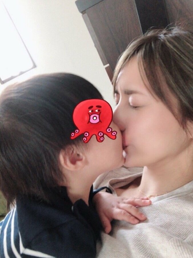 後藤真希、“吸引力がすごい”息子とのキスショット公開「かみちぎられるかと思った」 2枚目