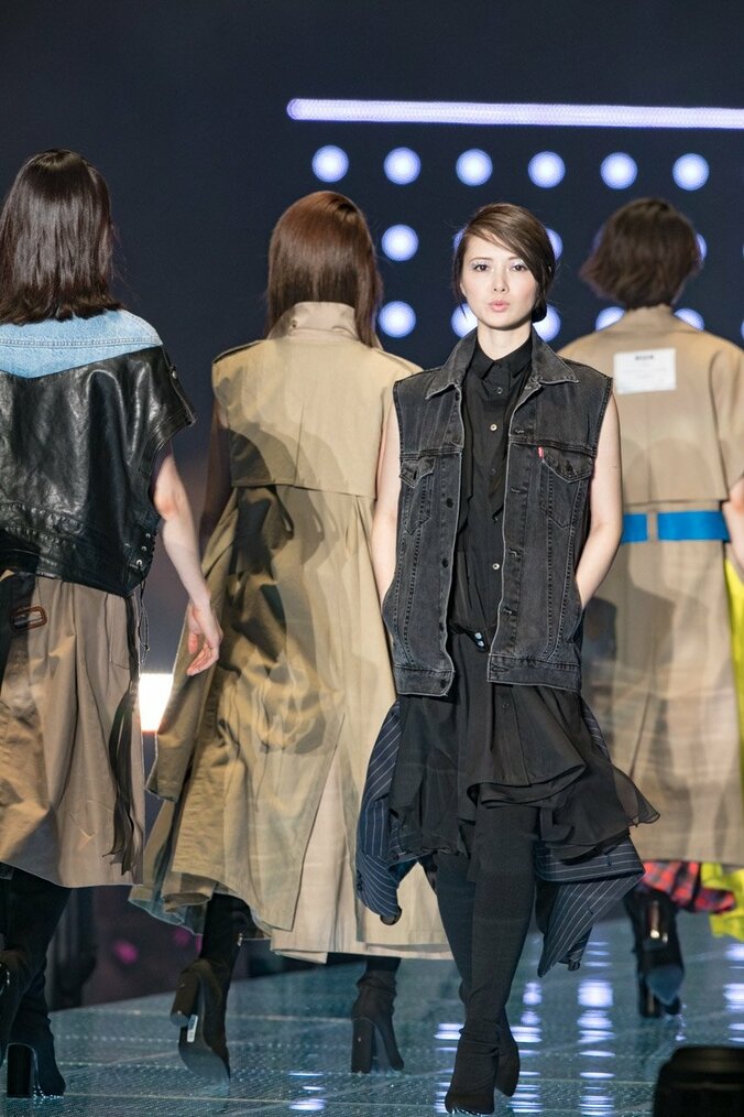 乃木坂46、白石麻衣は”クールまいやん”、松村沙友理は”にこるんポーズ”でTGCランウェイ堂々闊歩 3枚目