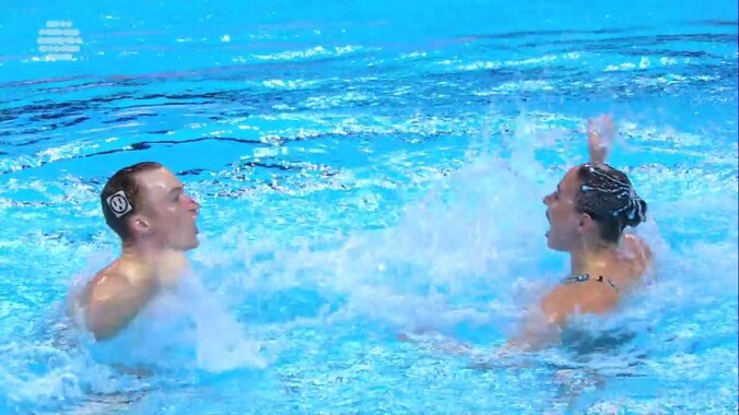 噓でしょ? 蹴られた男子は空中回転！女子が水中から高く“蹴上げる”大胆ペアアクロが衝撃的「瞬発力が非常に大きい」 4枚目