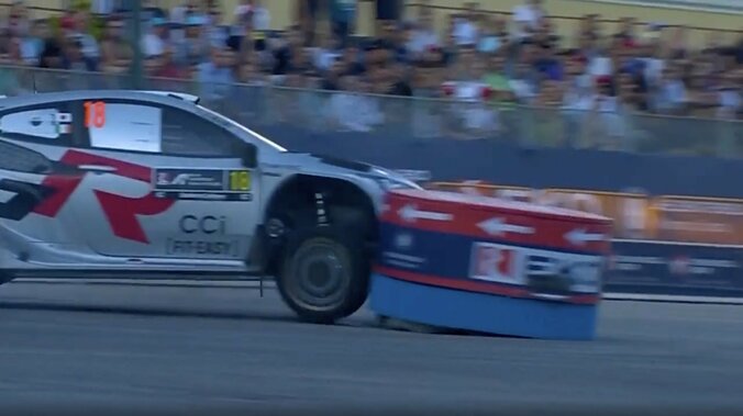 センターコーンに接触する場面も