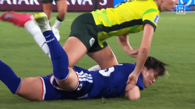 押し倒された藤野あおば