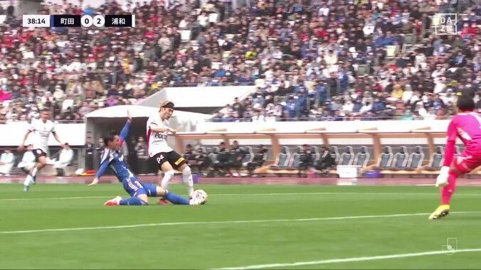 「エジルキックやん！」浦和MFの“謎回転ループシュート”が話題沸騰「どうやってんの？」「わざと浮かしてるのやばいな」圧巻のコントロールショットにファン騒然 3枚目