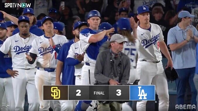 【写真・画像】大谷翔平、エ軍元同僚に抱きついた！？ “じゃれ合う”光景に「塁上でネトくんと」ネット沸騰　1枚目