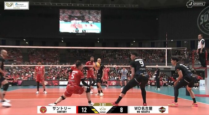 男子バレーで相手全員が棒立ち…218cmから打ち下ろす“ど迫力”サーブ 強烈すぎる一撃 3枚目
