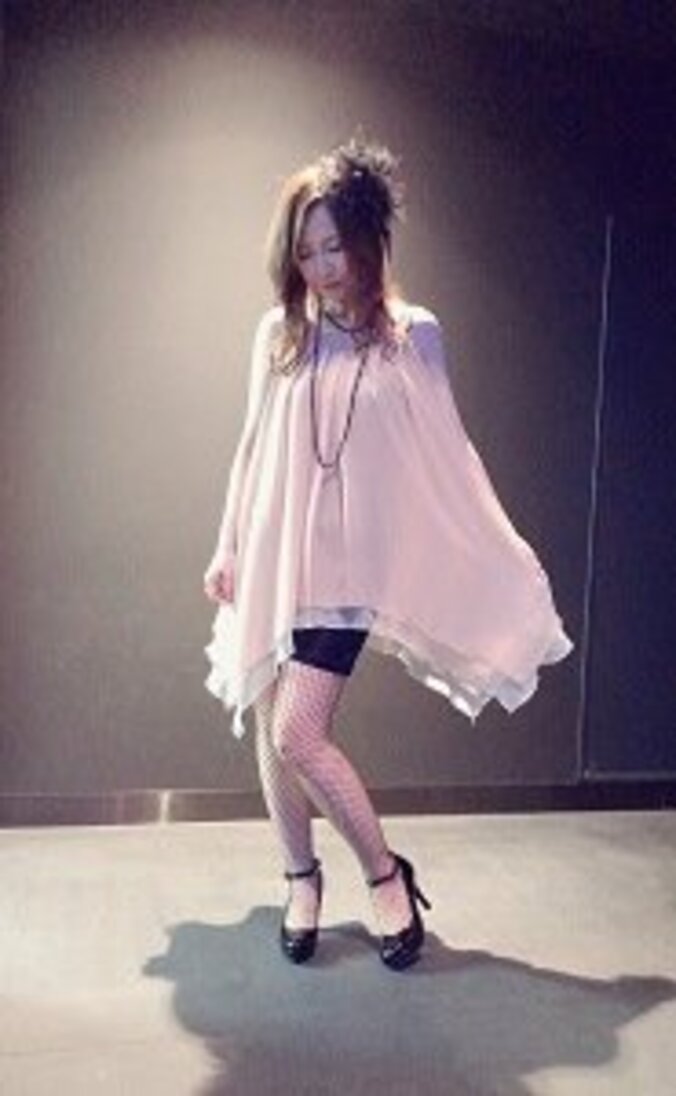 森口博子、久しぶりのミニスカート姿を披露「美脚」「色っぽい」の声 1枚目