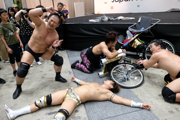 自販機からムーンサルト、屋内交通事故も…　DDT路上プロレスで東京ビッグサイトが一時騒然