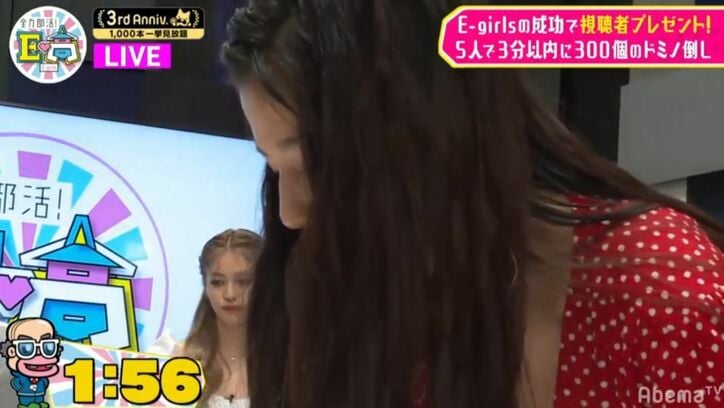 E-girls石井杏奈、生放送でプロレベルのドミノ並べを披露しメンバー絶賛!「ドミノ師匠」の声も