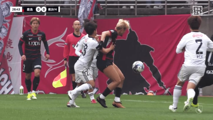 激しく競り合う鈴木優磨と山根陸