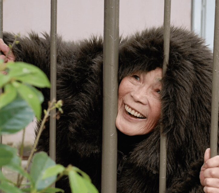 【笑撃写真】88歳自撮りの女王「面白おかしく過ごしたいから写真を撮る」