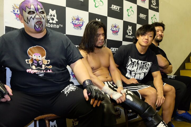 場外乱闘、墨汁噴射、股間にボウリング球…「バカ兄弟」が大暴れ 諏訪魔&石川修司のプロレス大賞ベストタッグを翻弄