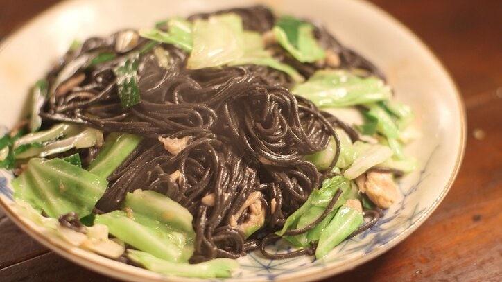 都会にいながら沖縄気分！ 高橋茉莉、山咲トオルと沖縄料理で乾杯