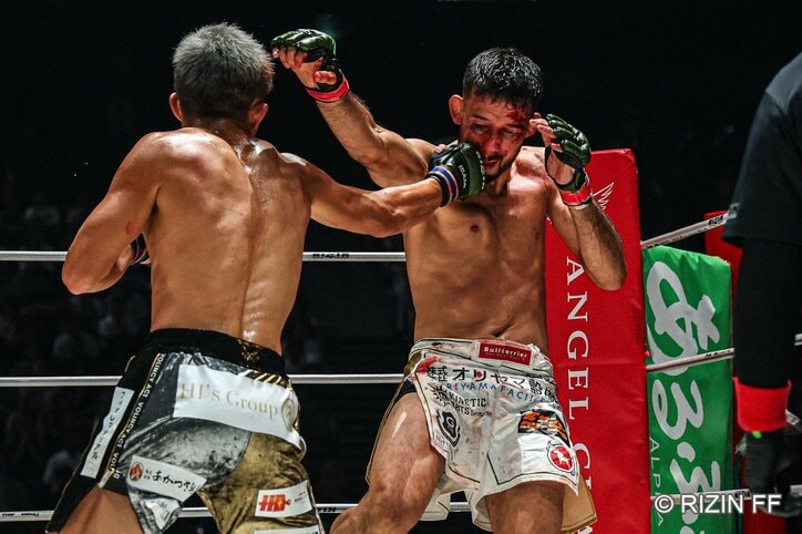得意の左を封印しつつ、右のジャブを的確に打ち込む秋元
