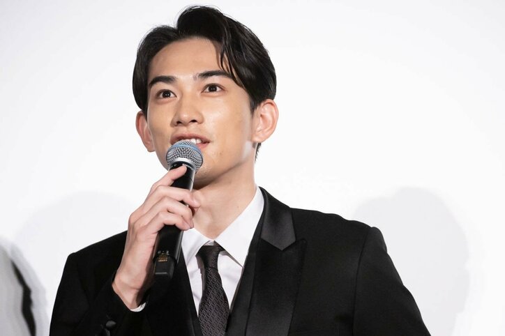 片寄涼太、鈴木伸之、町田啓太、佐野玲於ら“王子たち”が白石聖の似顔絵で対決!『PRINCE OF LEGEND』初日舞台挨拶