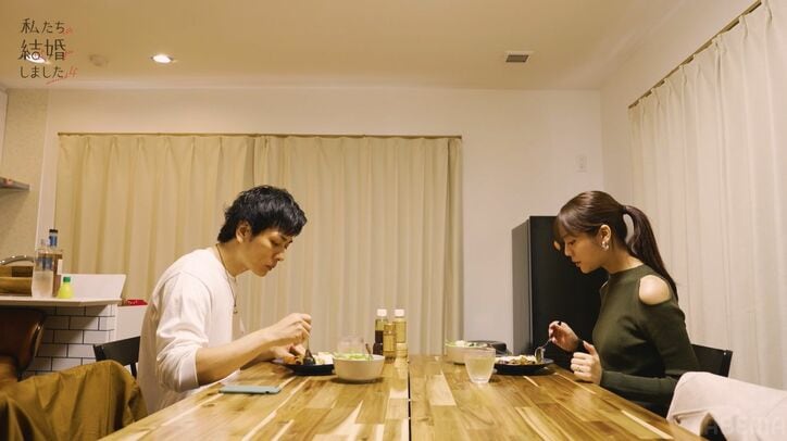 貴島明日香、肩見せエプロン姿に「かわいすぎる奥さん」「エプロン似合う」の声！15歳年上夫と新居で料理『私たち結婚しました4』第1話