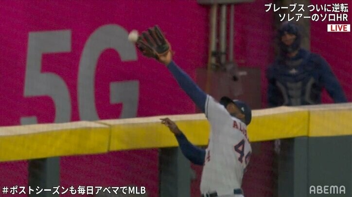 レフトのグラブはわずかに届かず…ブレーブスが2者連続ホームランで逆転勝利! スワンソンは興奮の疾走