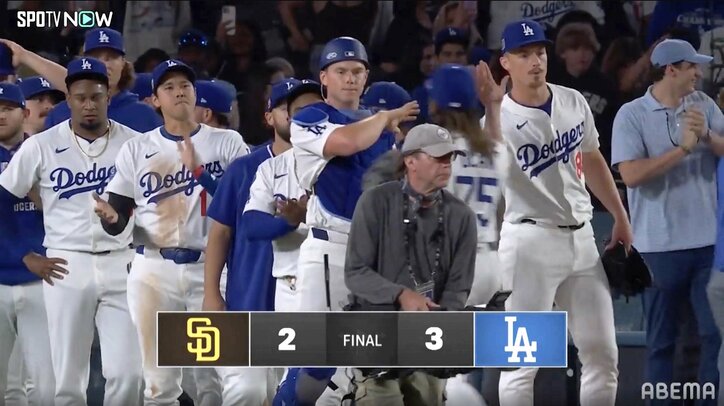 【写真・画像】大谷翔平、エ軍元同僚に抱きついた！？ “じゃれ合う”光景に「塁上でネトくんと」ネット沸騰　1枚目