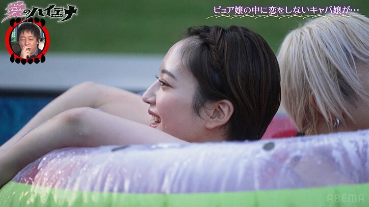 広瀬すず似の25歳美女、水着で金髪YouTuberと1つの浮き輪でイチャイチャ！ ニューヨーク屋敷「この人、相当モテるぞ」