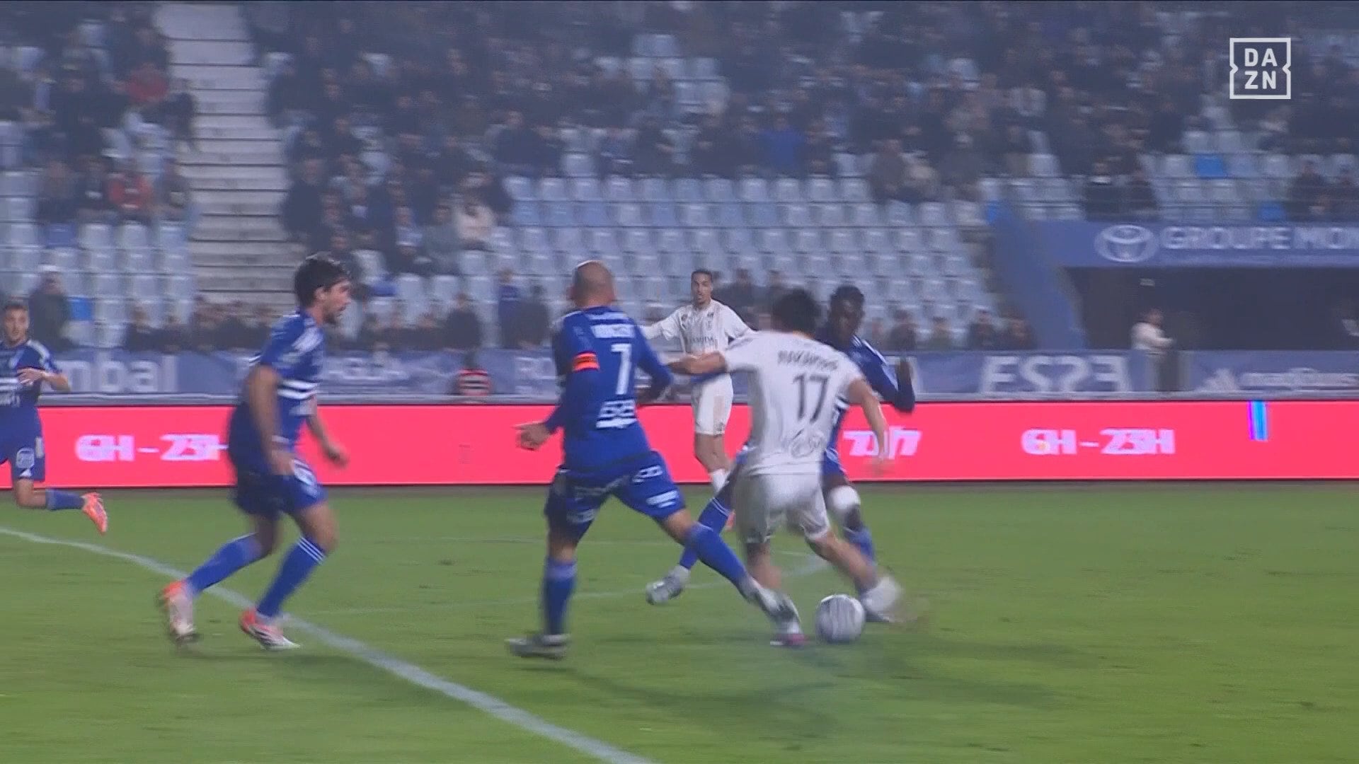 【映像】圧巻“2枚かわし”ドリブルからのフィニッシュ