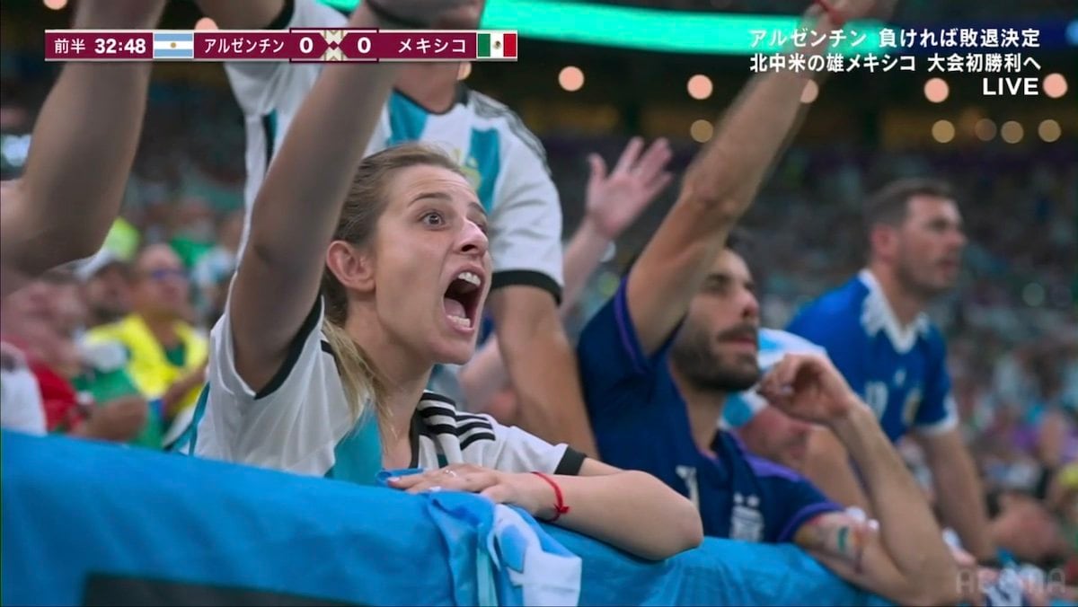 アルゼンチン美女サポーターがメキシコ代表の危険タックルに