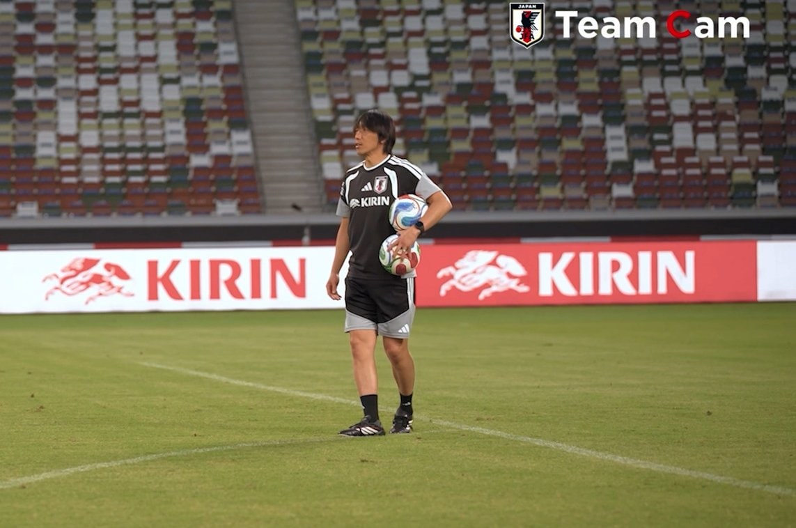 あの中村俊輔に教わってる…」日本代表FWに“FKの極意”を伝授！？森保一