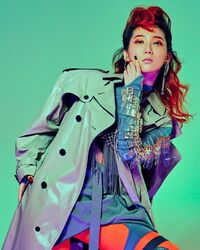 ファーストサマーウイカ、個性的ファッションのクールな“2D写真”を公開し「カッコ可愛い」と反響