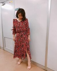 磯山さやかの美脚がチラリ…スリット入ったワンピース姿にファン熱視線「ずっと見てたい」