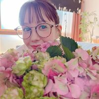 「最高のショット」「尊過ぎる可愛さ」トリンドル玲奈の花に囲まれた姿にファン絶賛