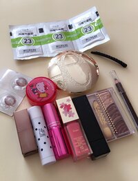 上原さくら『私の持ち歩きポーチの中身。』