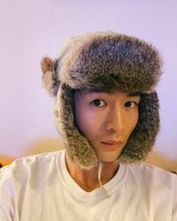 「可愛すぎて息出来ない」「トナカイみたい」松下洸平のフライトキャップを被った姿にファン悶絶