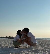 思い出のスポットで！“しゅんまや”夫妻の家族ショットに「幸せが伝わってくる」の声