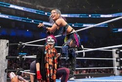 アスカとイヨ・スカイ、惜別の“スリーショット”が「泣ける」と話題に