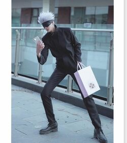 「呪術廻戦」五条悟の体型を忠実に再現！コスプレイヤー・唯安の8等身超ショットにファン「すっげぇかっこいい」