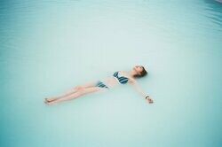 長濱ねる、「ブルーラグーン」に浮かぶ“リラックス”姿 2nd写真集から先行カット第12弾