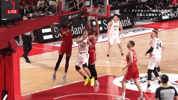 ダブルクラッチからシュートを放つ西田優大