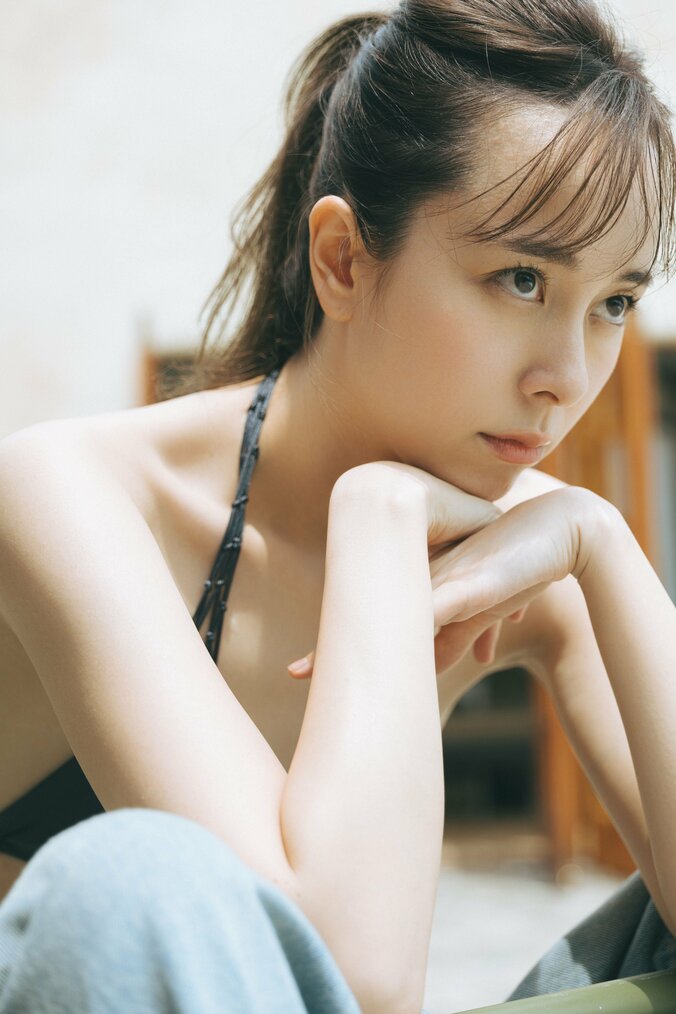 “SNS総フォロワー数100万人超え”佐藤ミケーラ倭子、大人びた表情も魅せる初の写真集 撮影に向けジム通い「特にお尻のラインを意識」 2枚目