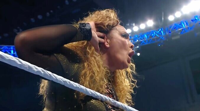 観客を煽るナイア