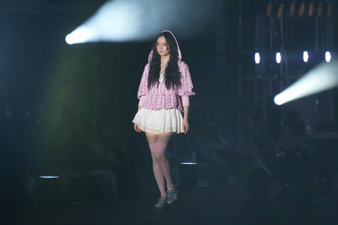 【写真・画像】「なこなこチャンネル」終了のなごみ、美脚際立つミニスカ＆ハイソックス姿に歓喜の声「美脚ハイソックスはやばい」　2枚目