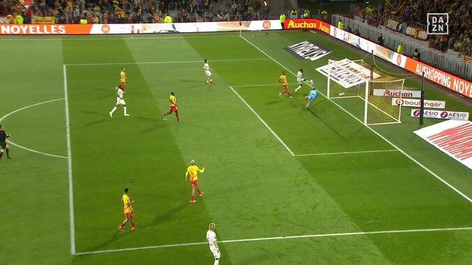 なんだこれは？伊東純也、GKを惑わせる“幻惑キック”がSNSで話題「狙った？」「すげーいいシュートみたいになった」 3枚目